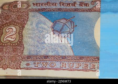 Alte zwei Rupien-Noten auf dem Tisch kombiniert, Indien-Geld auf dem rotierenden Tisch. Alte indische Währung auf einem rotierenden Tisch, indische Währung auf dem Ta Stockfoto