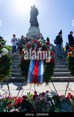 Gäste und Besucher am Fuße des Denkmals des Soldaten der Liberatoren. Im Vordergrund ist ein Kranz der Botschaft der Russischen Föderation zu sehen Stockfoto