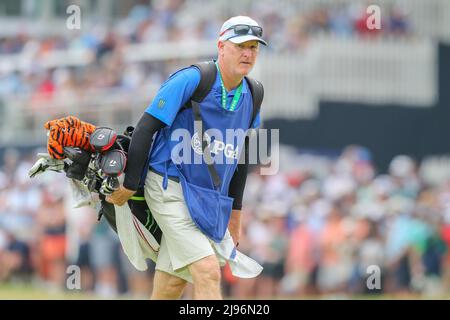 Tulsa, OK, USA. 20.. Mai 2022. Tiger Woods' Caddy Joe Lacava während der zweiten Runde der PGA Championship 2022 im Southern Hills Country Club in Tulsa, OK. Gray Siegel/Cal Sport Media/Alamy Live News Stockfoto