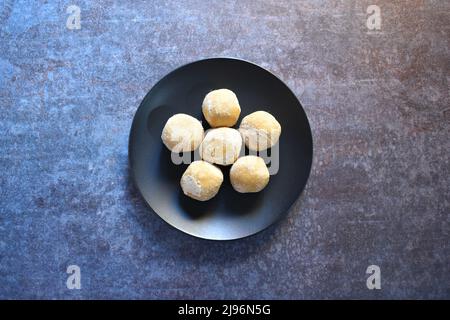 Besan laddu Indisches traditionelles Dessert aus Gramm Mehl Stockfoto