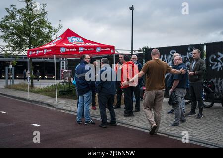 Eindhoven, Niederlande. 21.. Mai 2022. 2022-05-21 06:15:38 EINDHOVEN - Busfahrer im Regionalverkehr versammeln sich am Depot in Eindhoven. Sie äußern ihre Unzufriedenheit mit dem endgültigen Angebot ihrer Arbeitgeber in den Tarifverhandlungen. ANP ROB ANGELAAR netherlands Out - belgium Out Credit: ANP/Alamy Live News Stockfoto