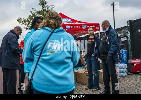 Eindhoven, Niederlande. 21.. Mai 2022. 2022-05-21 06:31:17 EINDHOVEN - Busfahrer im Regionalverkehr versammeln sich am Depot in Eindhoven. Sie äußern ihre Unzufriedenheit mit dem endgültigen Angebot ihrer Arbeitgeber in den Tarifverhandlungen. ANP ROB ANGELAAR netherlands Out - belgium Out Credit: ANP/Alamy Live News Stockfoto