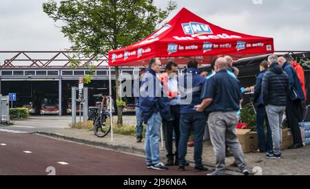 Eindhoven, Niederlande. 21.. Mai 2022. 2022-05-21 06:35:46 EINDHOVEN - Busfahrer im Regionalverkehr versammeln sich am Depot in Eindhoven. Sie äußern ihre Unzufriedenheit mit dem endgültigen Angebot ihrer Arbeitgeber in den Tarifverhandlungen. ANP ROB ANGELAAR netherlands Out - belgium Out Credit: ANP/Alamy Live News Stockfoto