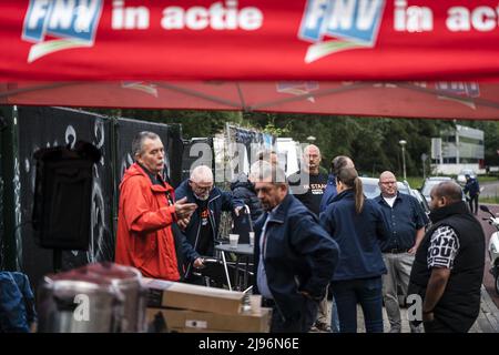 Eindhoven, Niederlande. 21.. Mai 2022. 2022-05-21 06:32:30 EINDHOVEN - Busfahrer im Regionalverkehr versammeln sich am Depot in Eindhoven. Sie äußern ihre Unzufriedenheit mit dem endgültigen Angebot ihrer Arbeitgeber in den Tarifverhandlungen. ANP ROB ANGELAAR netherlands Out - belgium Out Credit: ANP/Alamy Live News Stockfoto