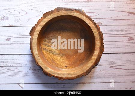 Braune Farbe leere runde rustikale Holzschale aus Teakholz Stockfoto