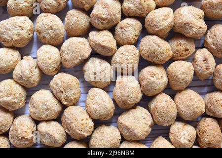 Rohes ganzes getrocknetes Soja-Chunk-strukturiertes pflanzliches Protein Stockfoto