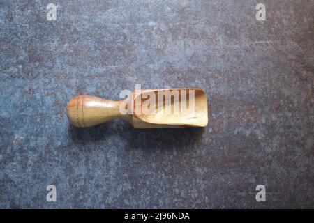 Leeren Sie den Messlöffel für die Körner aus Holz Stockfoto