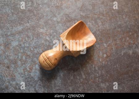 Leeren Sie den Messlöffel für die Körner aus Holz Stockfoto