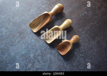 Leeren Sie den Messlöffel für die Körner aus Holz Stockfoto