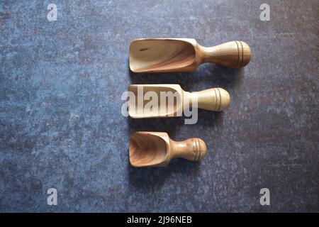 Leeren Sie den Messlöffel für die Körner aus Holz Stockfoto
