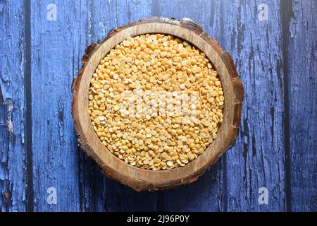 Gelbe Farbe roh getrocknet Split Taubenerbsenlinse Stockfoto