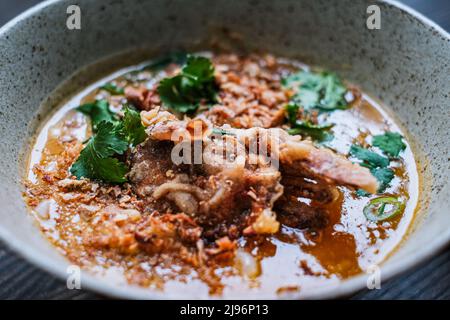 Udon-Limonenkrabbe mit weichen Muscheln Stockfoto