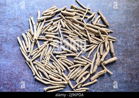 Rohe, ganze getrocknete indische Ginseng-Wurzel Stockfoto