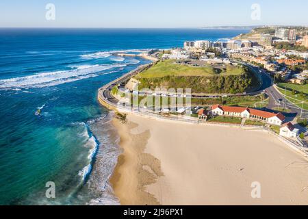 Nobbys Beach - Newcastle Australia Luftaufnahme des Strandes und der Stadt Stockfoto