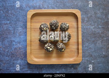 Til Laddu Indische traditionelle Süßigkeit aus schwarzen Sesam-Samen Stockfoto