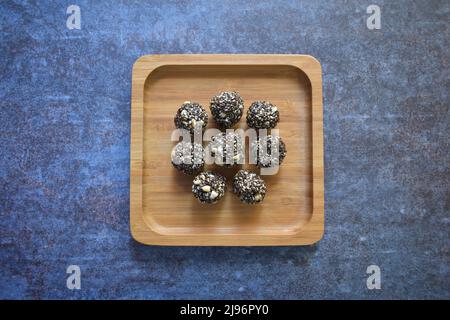 Til Laddu Indische traditionelle Süßigkeit aus schwarzen Sesam-Samen Stockfoto