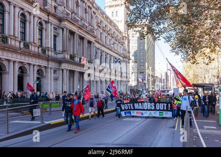 Melbourne, Australien. 21.. Mai 2022. 21. Mai 2022: MELBOURNE, AUSTRALIEN - 21. MAI 2022: Regierungsfeindliche Demonstranten lehnen am Wahltag, dem 21. Mai 2022, in Melbourne, Australien, Impfungen und COVID-Regeln ab. (Bild: © Chris Putnam/ZUMA Press Wire) Bild: ZUMA Press, Inc./Alamy Live News Stockfoto