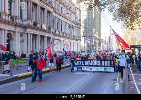 Melbourne, Australien. 21.. Mai 2022. 21. Mai 2022: MELBOURNE, AUSTRALIEN - 21. MAI 2022: Regierungsfeindliche Demonstranten lehnen am Wahltag, dem 21. Mai 2022, in Melbourne, Australien, Impfungen und COVID-Regeln ab. (Bild: © Chris Putnam/ZUMA Press Wire) Bild: ZUMA Press, Inc./Alamy Live News Stockfoto