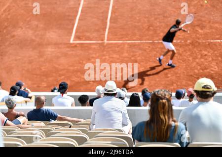 Paris, Frankreich. 19.. Mai 2022. Abbildung Bild zeigt Zuschauer beobachten ein Spiel auf einem Sandplatz während der French Open (Roland-Garros) 2022, Grand Slam Tennisturnier am 19. Mai 2022 im Roland-Garros Stadion in Paris, Frankreich - Foto: Victor Joly/DPPI/LiveMedia Kredit: Unabhängige Fotoagentur/Alamy Live News Stockfoto