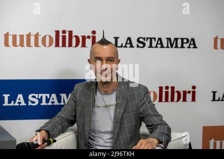 Turin, Italien. 20 Mai 2022. Arturo Brachetti spricht auf der Internationalen Buchmesse von Turin am 19. Mai 2022 in Turin, Italien. Die Internationale Buchmesse von Turin kehrt nach fast zwei Jahren nach Beginn der Pandemie von Covid 19 nach Lingotto Fiere zurück. Stockfoto