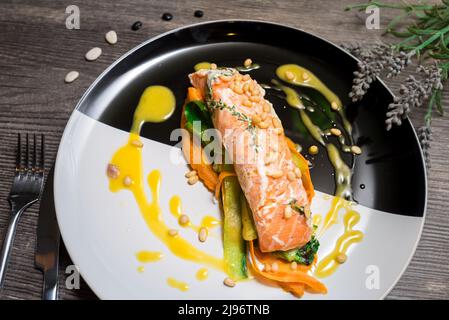 Lachssteak auf einem Teller mit thailändischem Gemüse und süßer und saurer Mangosauce Stockfoto