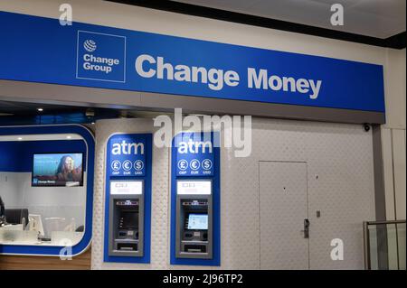 Flughafen Gatwick, Großbritannien - 3. Mai 2022; Wechselgeldkiosks und Geldautomaten der Change Group am Flughafen Gatwick Stockfoto