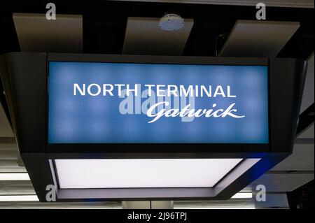 Flughafen Gatwick, Großbritannien - 3. Mai 2022: Das Schild für North Terminal am Flughafen Gatwick Stockfoto