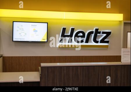 Flughafen Gatwick, Großbritannien - 3. Mai 2022: Hertz Autovermietung am Flughafen Gatwick Stockfoto