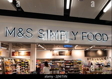 Flughafen Gatwick, Großbritannien - 3. Mai 2022; M&S Simply Food am Flughafen Gatwick Stockfoto