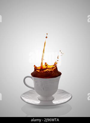 Kaffee in weißer Tasse spritzen Stockfoto