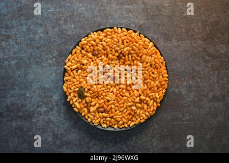 Bhadang würzige indische Snacks aus Puffreis Stockfoto