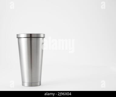 Graue Wasserflasche aus Aluminium isoliert auf weißem Hintergrund. Stockfoto