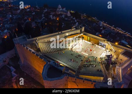 Zagreb, Kroatien. 20.. Mai 2022. (220521) -- ZAGREB, 21. Mai 2022 (Xinhua) -- Luftfoto vom 20. Mai 2022 zeigt eine Ansicht des Basketballplatzes während der Pro 3x3 Croatia Tour im Rahmen des FIBA 3x3 Turniers auf der Festung St. Michael in Sibenik, Kroatien. (Milan Sabic/PIXSELL via Xinhua) Quelle: Xinhua/Alamy Live News Stockfoto