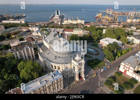 Odessa, Ukraine, Osteuropa. 26. März 2019. Luftaufnahme, Odessa National Academic Theatre of Opera and Ballet (Helix) Fliegen über das Operntheater. (Bild: © Andrey Nekrasov/ZUMA Press Wire) Stockfoto