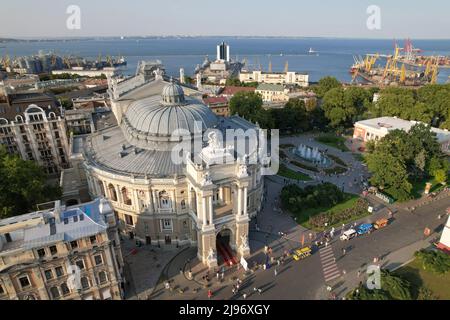 Odessa, Ukraine, Osteuropa. 26. März 2019. Luftaufnahme, Odessa National Academic Theatre of Opera and Ballet (Helix) Fliegen über das Operntheater. (Bild: © Andrey Nekrasov/ZUMA Press Wire) Stockfoto