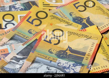 Nahaufnahme vieler australischer 50-Dollar-Scheine. Geringe Schärfentiefe Stockfoto