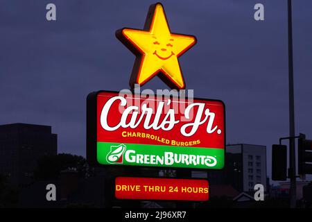 Ein Schild für Carl's Jr und Green Burrito, das 24-Stunden-Drive-Thru-Fast-Food-Restaurants am Freitag, den 20. Mai 2022, in Los Angeles steht. Stockfoto