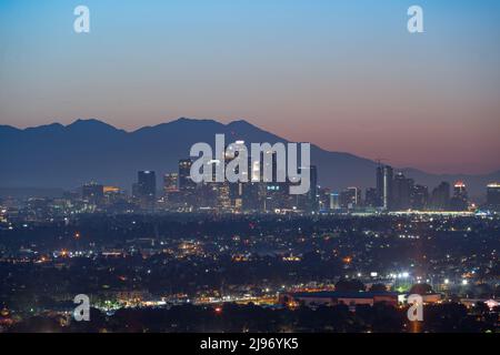 Die Skyline von Los Angeles USA vor dem Sonnenaufgang. Nahaufnahme am frühen Morgen Stockfoto