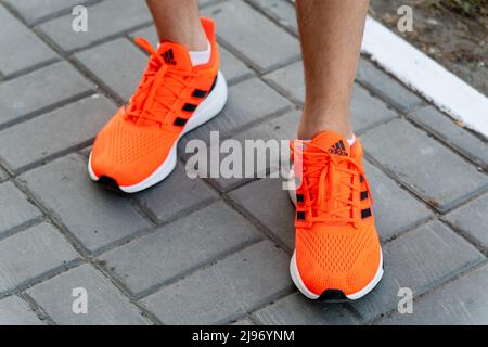 Tjumen, Russland-03. Mai 2022: Adidas Laufschuhe. Adidas, ein multinationales Unternehmen Modell EQ21 Stockfoto