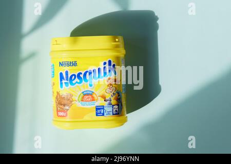 Tjumen, Russland, 11. Mai 2022: Nestle Nesquik Kakao-Logo. Blauer Hintergrund. Selektiver Fokus Stockfoto