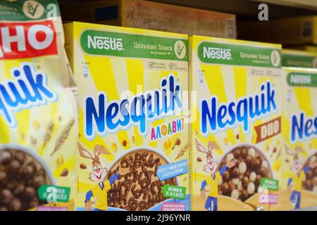 Tjumen, Russland-03. Mai 2022: Nesquik Chocolate. Nequik gehört der Schweizer Firma Nestle Stockfoto