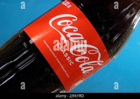 Tjumen, Russland-13. April 2022: Die klassische Coca-Cola-Dose mit Wassertropfen ist eines der beliebtesten Getränke der Welt. Stockfoto