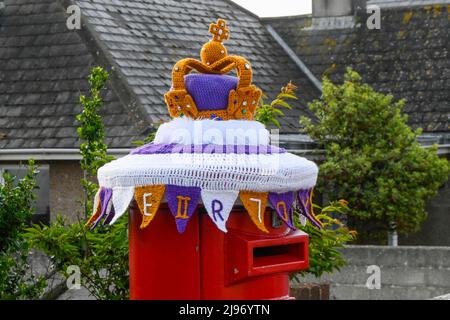 Weymouth, Dorset, Großbritannien. 21. Mai 2022. Zur Feier des Platin-Jubiläums der Königin wurde eine Briefbox in Weymouth in Dorset mit einer gehäkelten Staatskrone dekoriert. Das Platin-Jubiläum von Elisabeth II. Wird vom 2. Juni bis 5. Juni 2022 im Vereinigten Königreich und im Commonwealth zum 70.. Jahrestag des Beitritts von Königin Elizabeth II. Am 6. Februar 1952 gefeiert. Bildnachweis: Graham Hunt/Alamy Live News Stockfoto