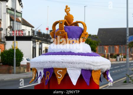 Weymouth, Dorset, Großbritannien. 21. Mai 2022. Zur Feier des Platin-Jubiläums der Königin wurde eine Briefbox in Weymouth in Dorset mit einer gehäkelten Staatskrone dekoriert. Das Platin-Jubiläum von Elisabeth II. Wird vom 2. Juni bis 5. Juni 2022 im Vereinigten Königreich und im Commonwealth zum 70.. Jahrestag des Beitritts von Königin Elizabeth II. Am 6. Februar 1952 gefeiert. Bildnachweis: Graham Hunt/Alamy Live News Stockfoto