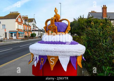 Weymouth, Dorset, Großbritannien. 21. Mai 2022. Zur Feier des Platin-Jubiläums der Königin wurde eine Briefbox in Weymouth in Dorset mit einer gehäkelten Staatskrone dekoriert. Das Platin-Jubiläum von Elisabeth II. Wird vom 2. Juni bis 5. Juni 2022 im Vereinigten Königreich und im Commonwealth zum 70.. Jahrestag des Beitritts von Königin Elizabeth II. Am 6. Februar 1952 gefeiert. Bildnachweis: Graham Hunt/Alamy Live News Stockfoto