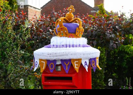 Weymouth, Dorset, Großbritannien. 21. Mai 2022. Zur Feier des Platin-Jubiläums der Königin wurde eine Briefbox in Weymouth in Dorset mit einer gehäkelten Staatskrone dekoriert. Das Platin-Jubiläum von Elisabeth II. Wird vom 2. Juni bis 5. Juni 2022 im Vereinigten Königreich und im Commonwealth zum 70.. Jahrestag des Beitritts von Königin Elizabeth II. Am 6. Februar 1952 gefeiert. Bildnachweis: Graham Hunt/Alamy Live News Stockfoto