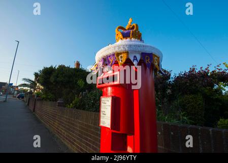 Weymouth, Dorset, Großbritannien. 20. Mai 2022. Zur Feier des Platin-Jubiläums der Königin wurde eine Briefbox in Weymouth in Dorset mit einer gehäkelten Staatskrone dekoriert. Das Platin-Jubiläum von Elisabeth II. Wird vom 2. Juni bis 5. Juni 2022 im Vereinigten Königreich und im Commonwealth zum 70.. Jahrestag des Beitritts von Königin Elizabeth II. Am 6. Februar 1952 gefeiert. Bildnachweis: Graham Hunt/Alamy Live News Stockfoto