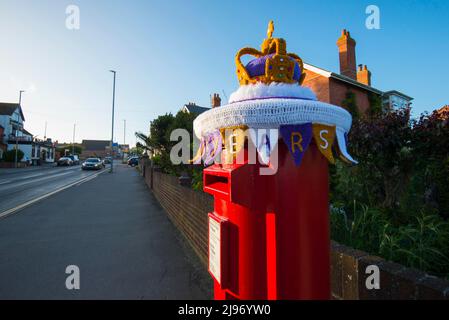 Weymouth, Dorset, Großbritannien. 20. Mai 2022. Zur Feier des Platin-Jubiläums der Königin wurde eine Briefbox in Weymouth in Dorset mit einer gehäkelten Staatskrone dekoriert. Das Platin-Jubiläum von Elisabeth II. Wird vom 2. Juni bis 5. Juni 2022 im Vereinigten Königreich und im Commonwealth zum 70.. Jahrestag des Beitritts von Königin Elizabeth II. Am 6. Februar 1952 gefeiert. Bildnachweis: Graham Hunt/Alamy Live News Stockfoto