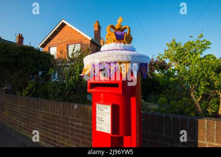 Weymouth, Dorset, Großbritannien. 20. Mai 2022. Zur Feier des Platin-Jubiläums der Königin wurde eine Briefbox in Weymouth in Dorset mit einer gehäkelten Staatskrone dekoriert. Das Platin-Jubiläum von Elisabeth II. Wird vom 2. Juni bis 5. Juni 2022 im Vereinigten Königreich und im Commonwealth zum 70.. Jahrestag des Beitritts von Königin Elizabeth II. Am 6. Februar 1952 gefeiert. Bildnachweis: Graham Hunt/Alamy Live News Stockfoto