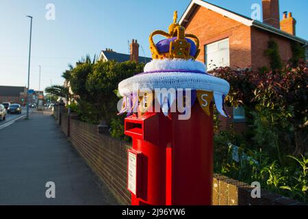 Weymouth, Dorset, Großbritannien. 20. Mai 2022. Zur Feier des Platin-Jubiläums der Königin wurde eine Briefbox in Weymouth in Dorset mit einer gehäkelten Staatskrone dekoriert. Das Platin-Jubiläum von Elisabeth II. Wird vom 2. Juni bis 5. Juni 2022 im Vereinigten Königreich und im Commonwealth zum 70.. Jahrestag des Beitritts von Königin Elizabeth II. Am 6. Februar 1952 gefeiert. Bildnachweis: Graham Hunt/Alamy Live News Stockfoto